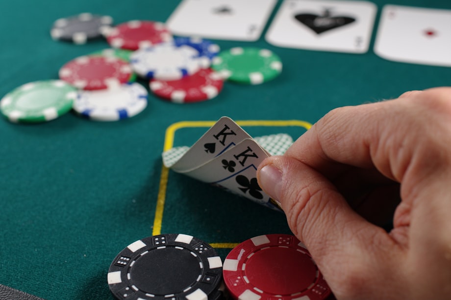 Chip poker dan kartu di atas meja permainan