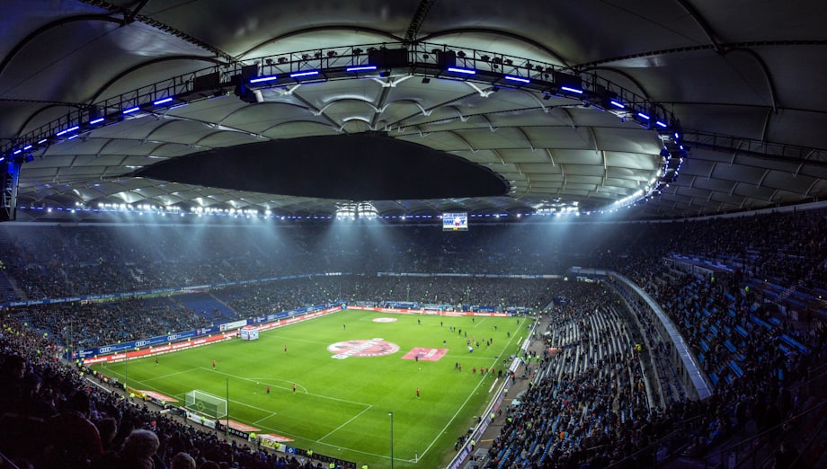 Stadion sepak bola dengan pencahayaan malam yang terang